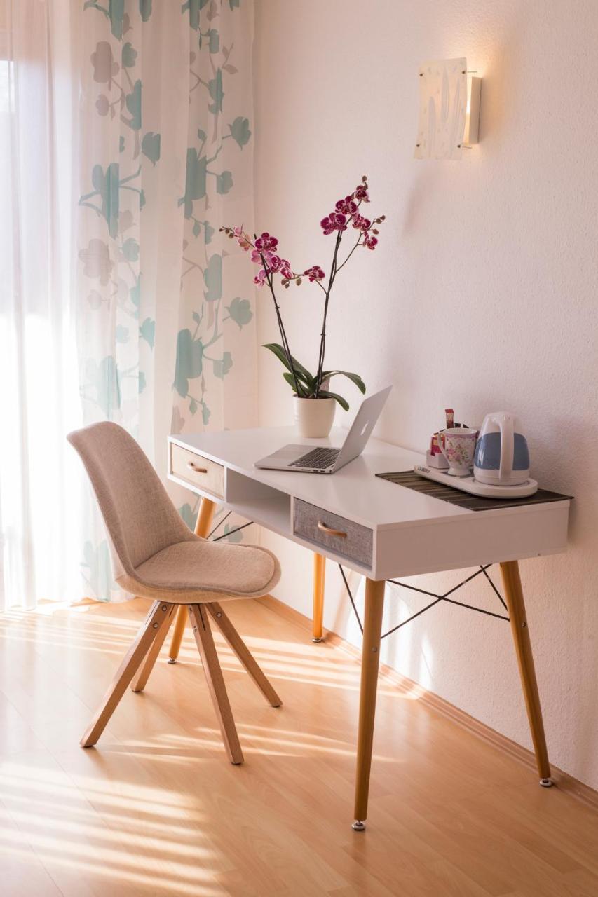 Haus Rose Bed & Breakfast Allensbach Bagian luar foto